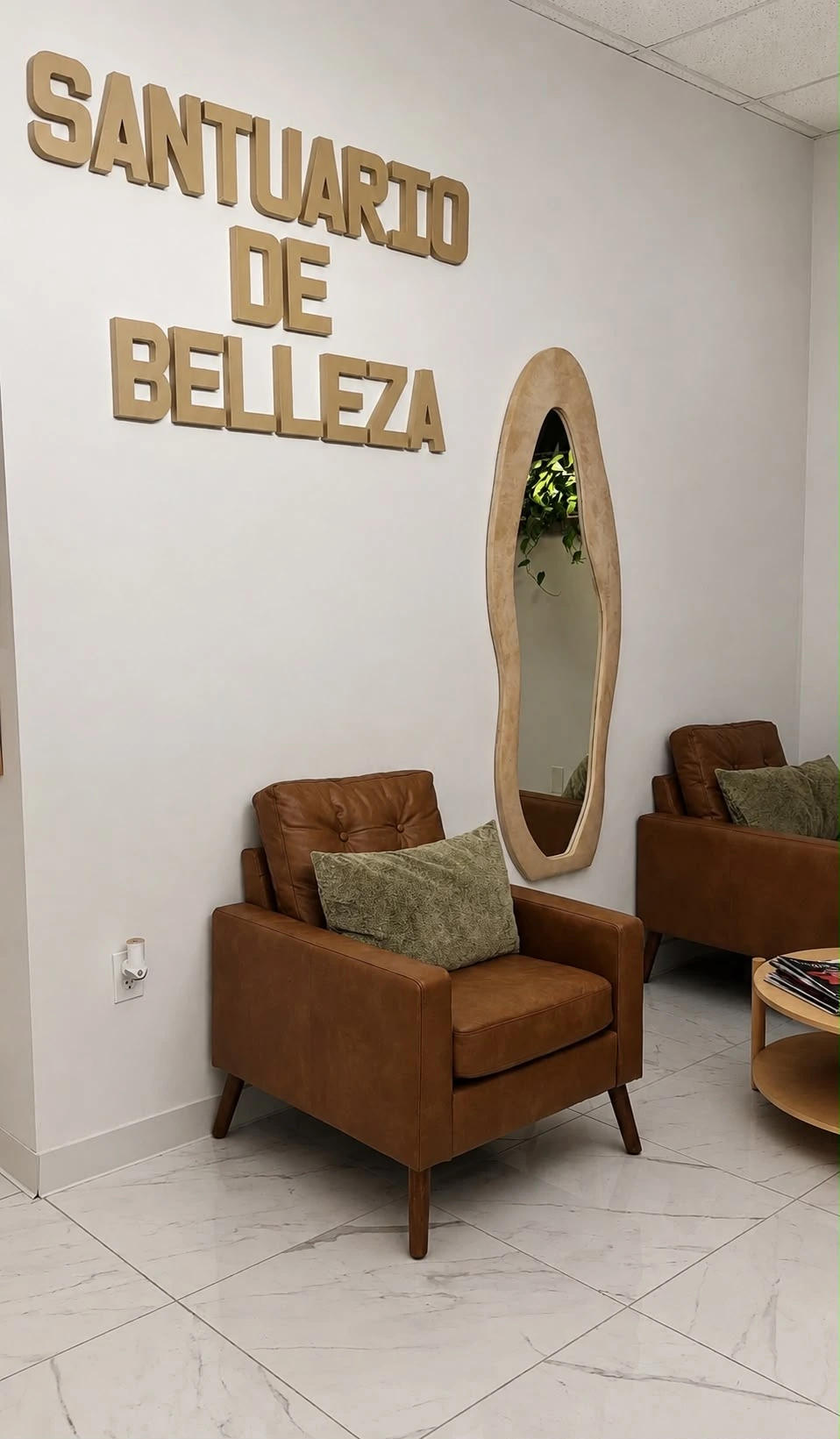 Sala de espera con butacas de cuero y el rótulo de Santuario de Belleza